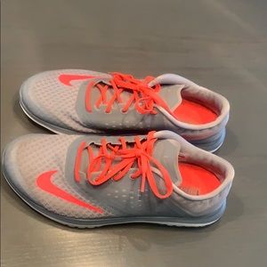 Women’s fitsole Nike shoes, size 10